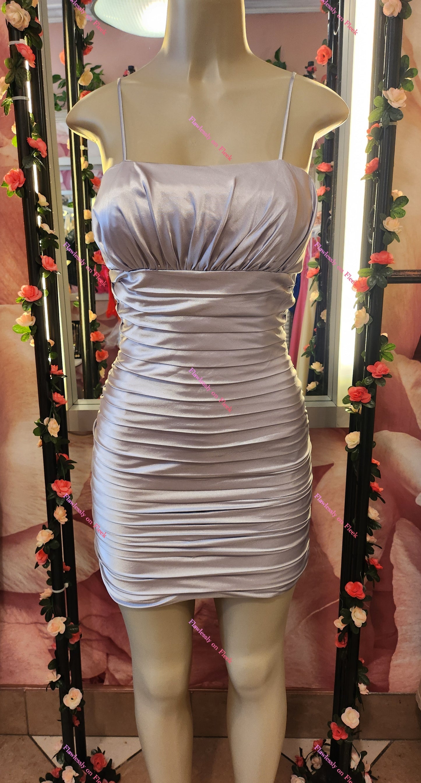 Vestido mini plateado con coletero estilo vintage Y2K