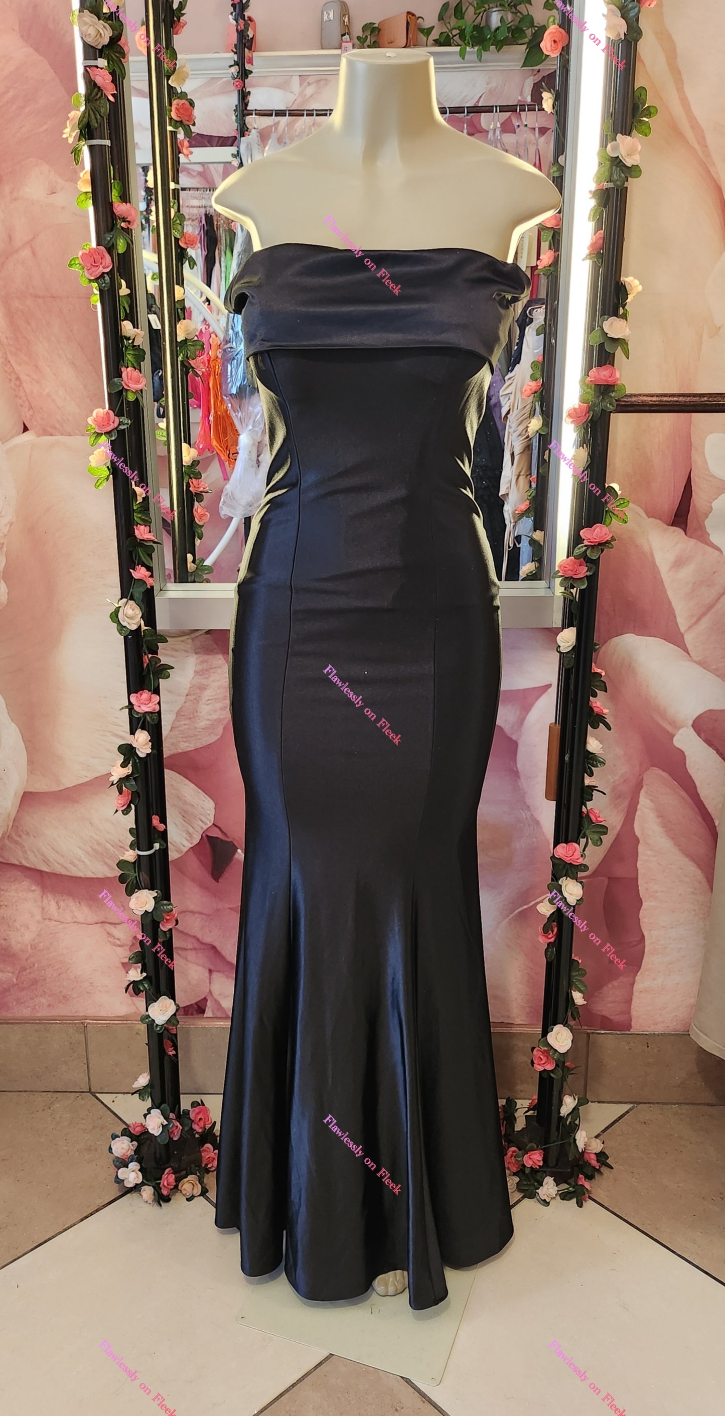 Vestido negro con hombros descubiertos