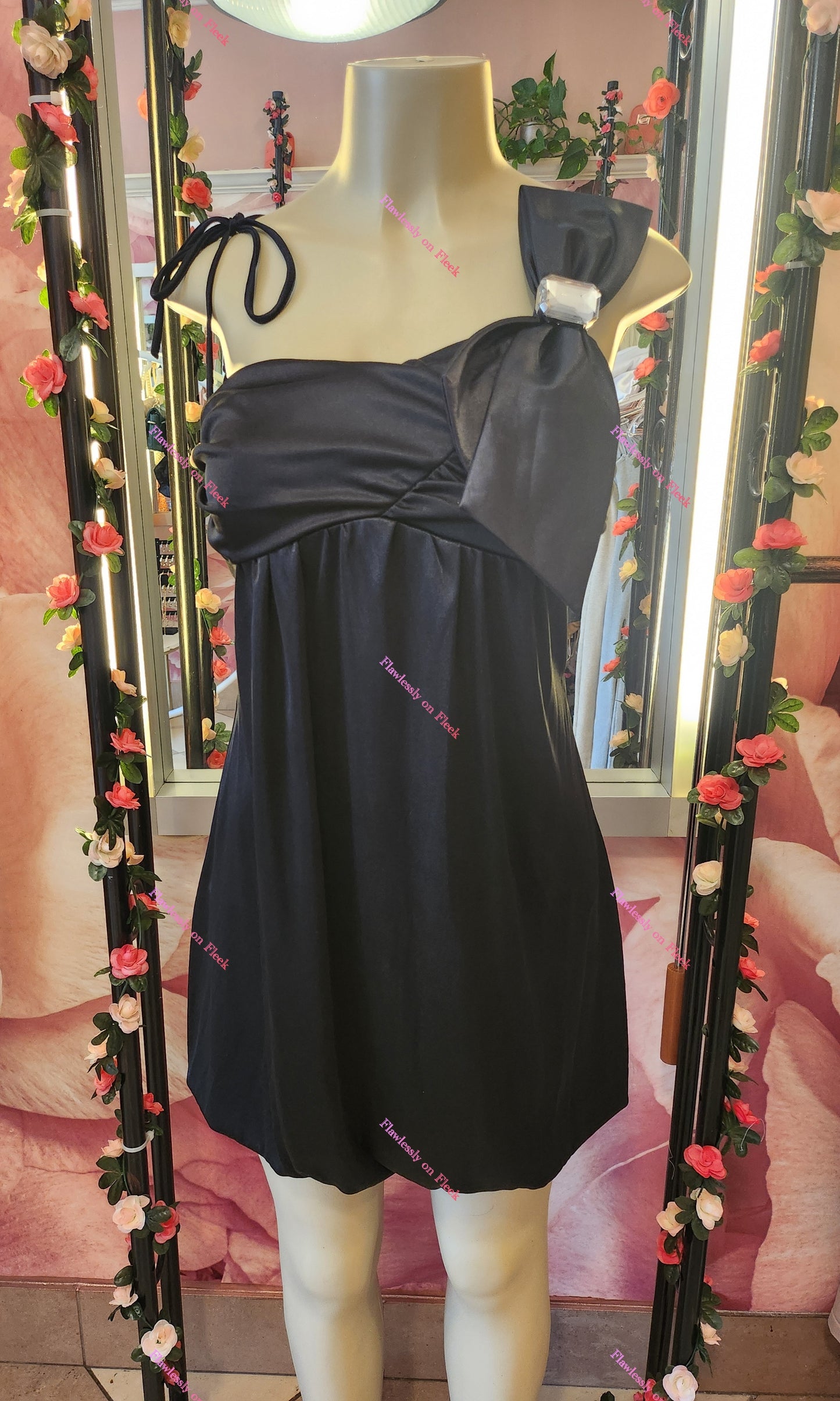 Vestido mini sin tirantes negro vintage Y2K con lazo en el hombro lateral