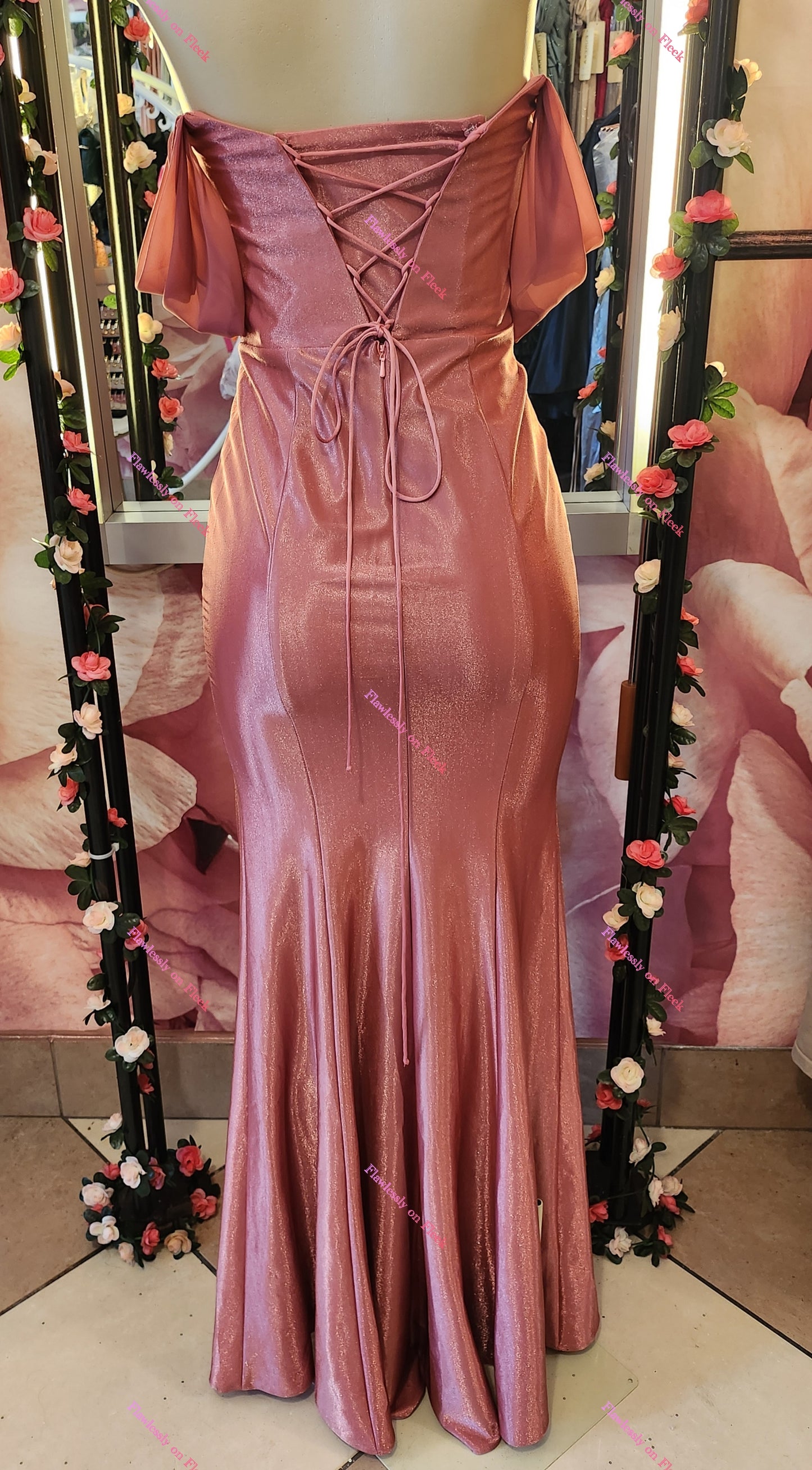 Vestido rosa empolvado con hombros descubiertos