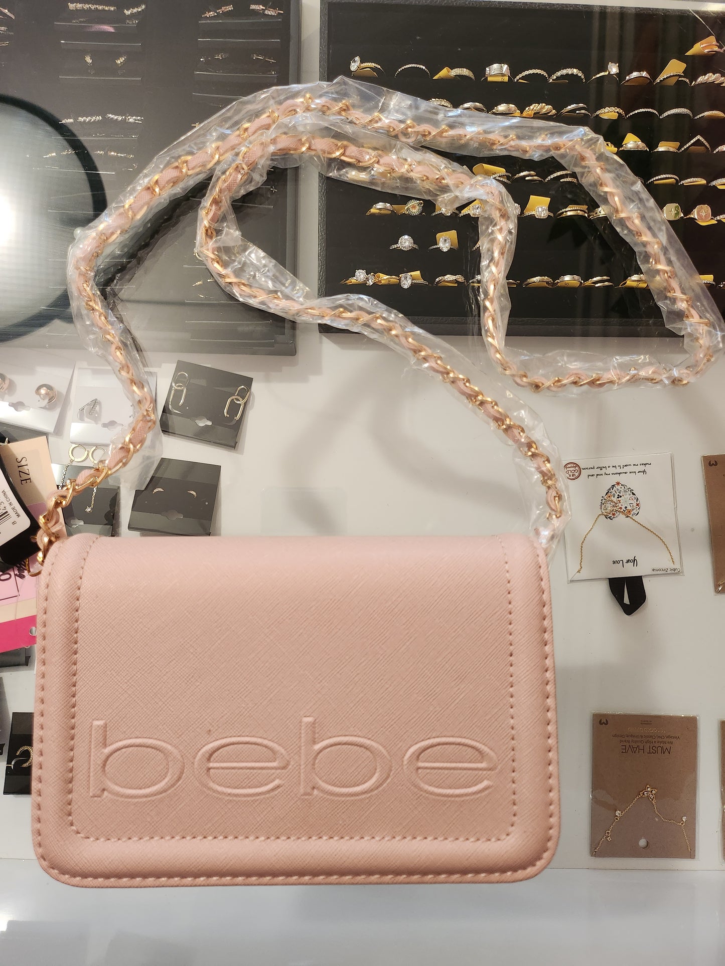 Bolso bandolera con solapa color lila y rubor de Bebe
