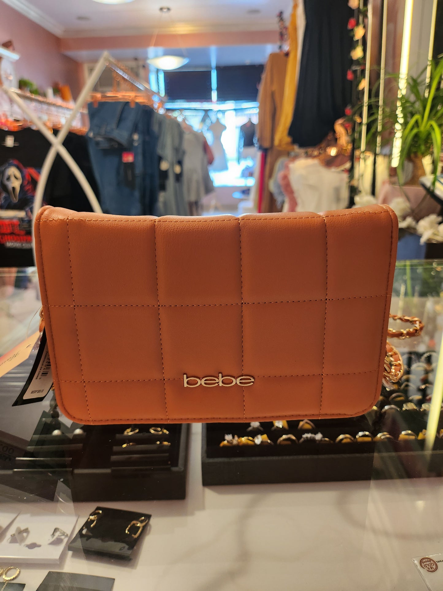Bolso bandolera con solapa Bebe Chica en color tostado