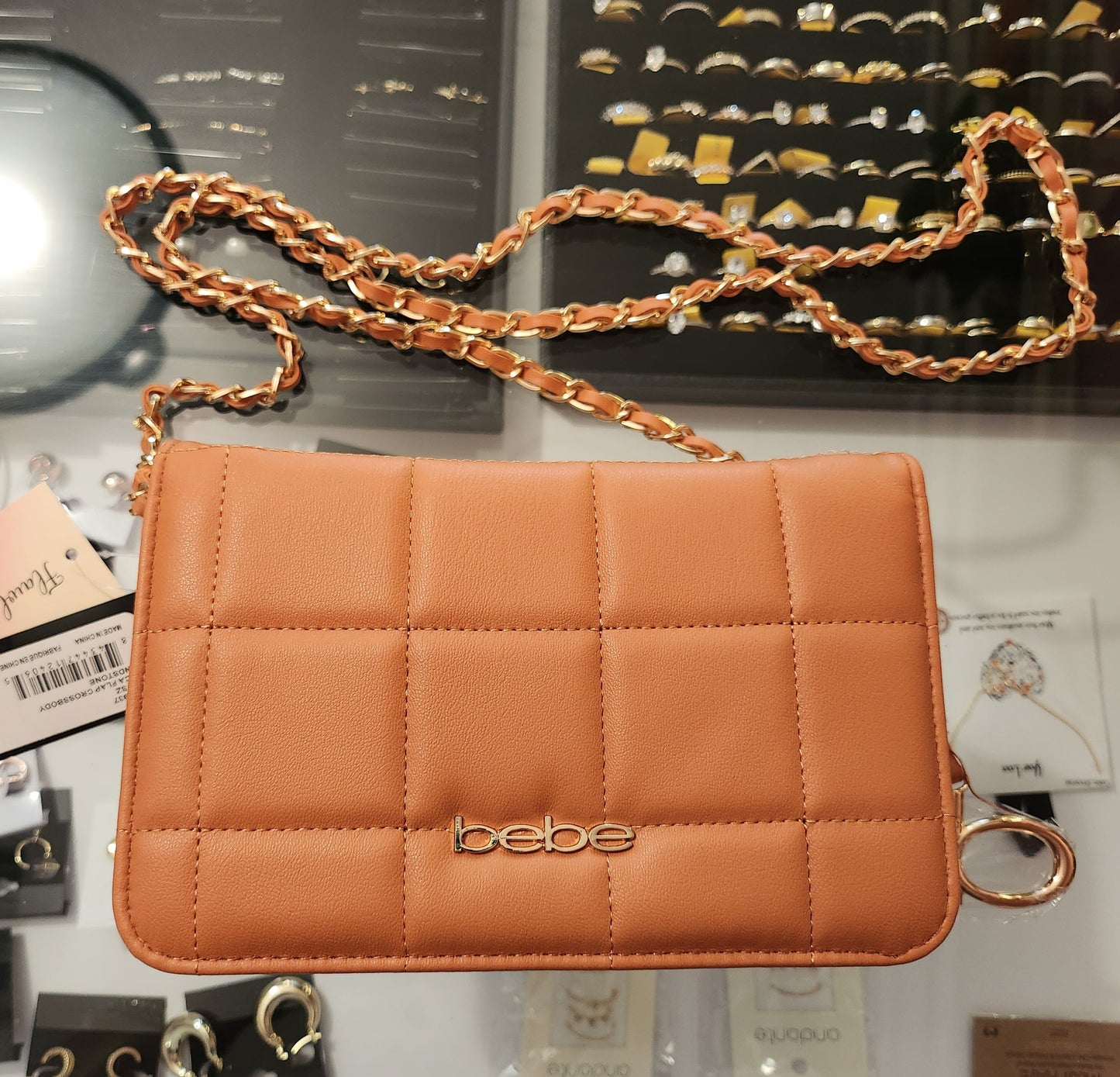 Bolso bandolera con solapa Bebe Chica en color tostado