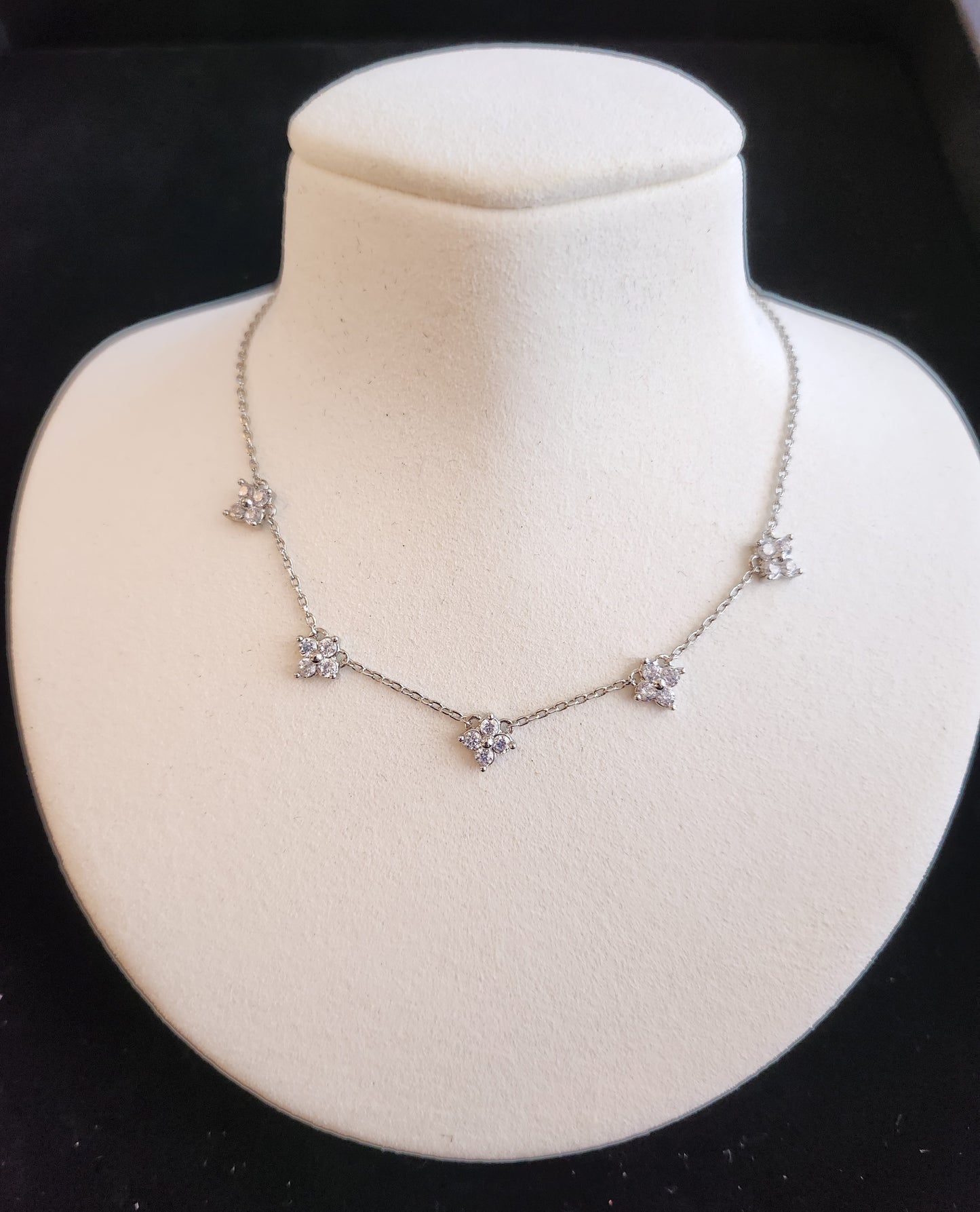 Collar con flor de circonita cúbica bañada en oro blanco