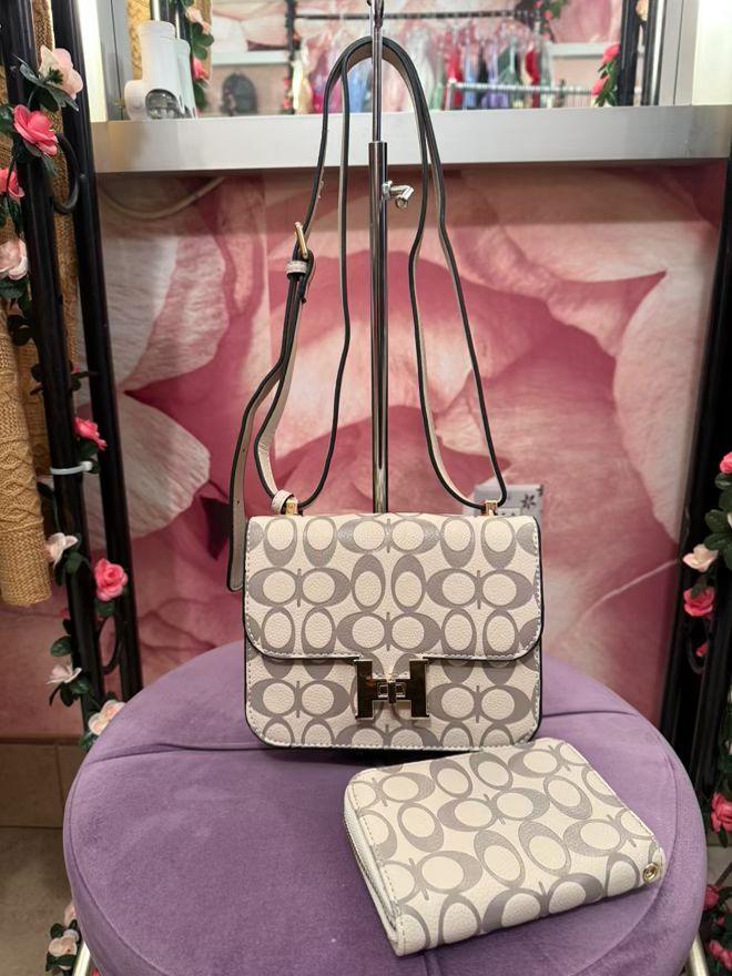 Bolso de hombro con dijes