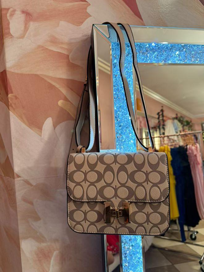 Bolso de hombro con dijes