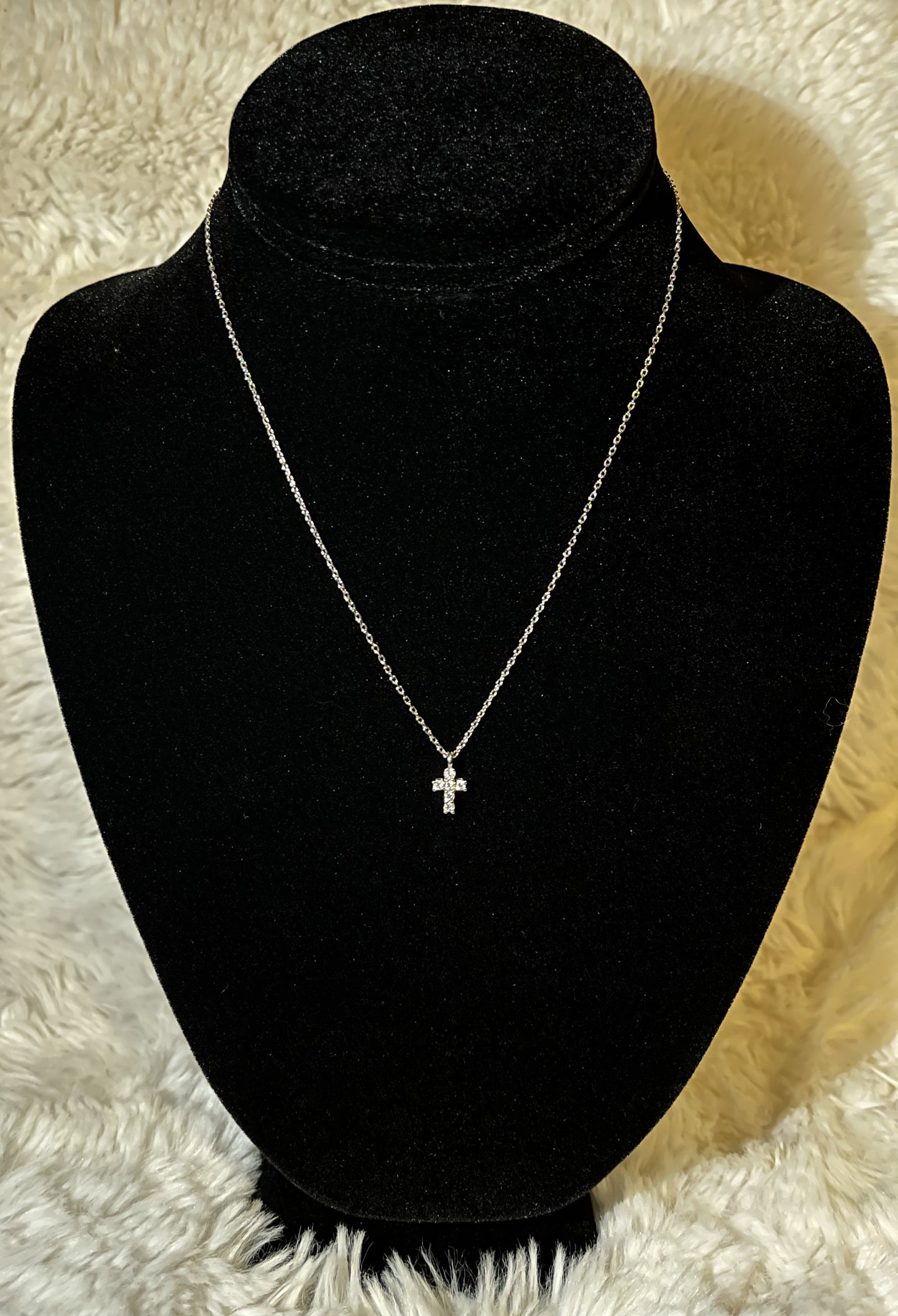 Collar con cruz bañado en plata de ley con circonitas cúbicas