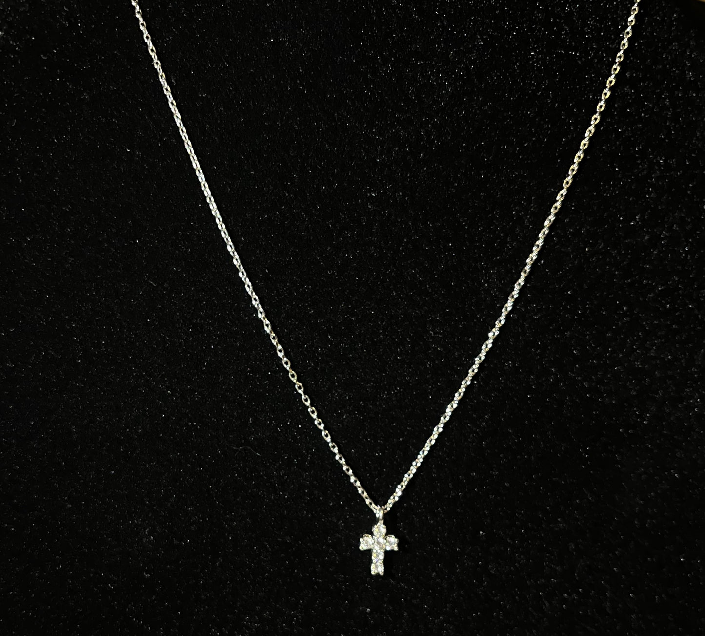 Collar con cruz bañado en plata de ley con circonitas cúbicas