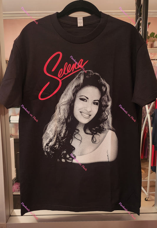 Camiseta en blanco y negro de Selena